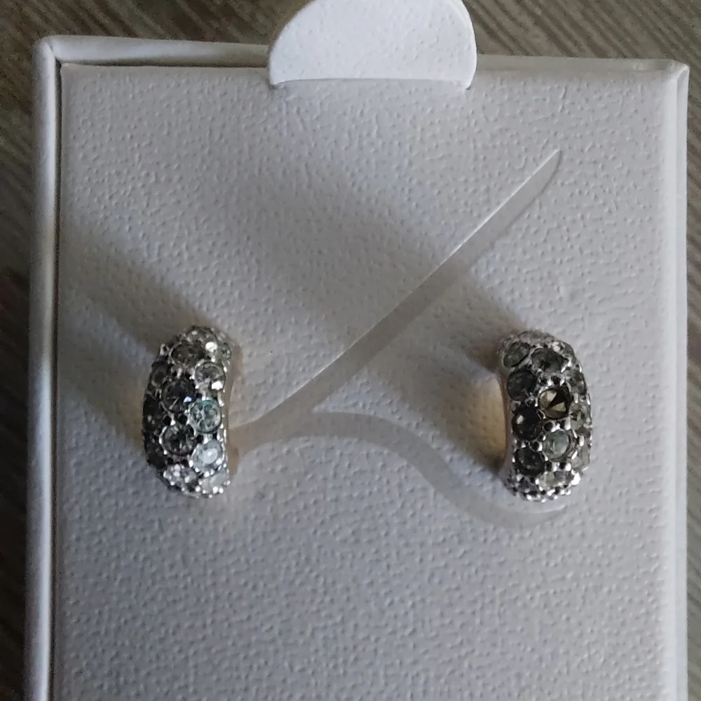 Oroton Stud Earrings Swarovski Crystal and Gold Excellent Pre-loved Condition - Picture 1 of 3